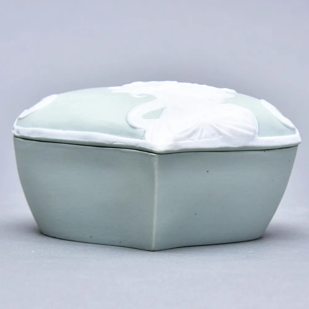 Фарфоровая Шкатулка - Бонбоньерка в стиле Арт Деко «Античная Красавица», Франция.