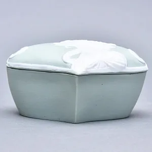 Фарфоровая Шкатулка - Бонбоньерка в стиле Арт Деко «Античная Красавица», Франция.