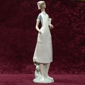 Фарфоровая статуэтка «Молодая Медсестра» из серии «Медицина» Lladro, Daisa, Испания - Н-36 см.