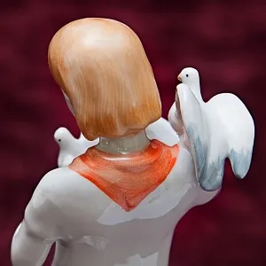 РЕДКОСТЬ!! Фарфоровая Статуэтка «Пионерка с голубями», ЛФЗ СССР - 1952 год.