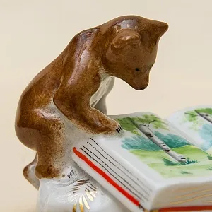 Фарфоровая статуэтка «Медведь с книгой», Октябрьский (Башкирский) фарфоровый завод СССР, 70-е гг.
