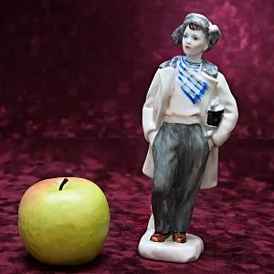 Коллекционная Авторская Фарфоровая статуэтка «Мальчик с коньками», ЛФЗ СССР 1958 год.