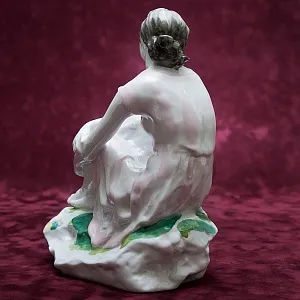 Коллекционная Фарфоровая Статуэтка «На отдыхе - девушка с букетом», ЛФЗ СССР -1963 г