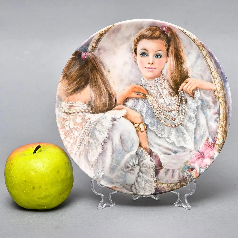 Коллекционная Фарфоровая тарелка «Девушка в жемчужном ожерелье», Wedgwood Англия - 1987 год. 