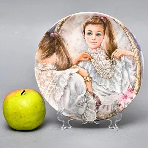 Коллекционная Фарфоровая тарелка «Девушка в жемчужном ожерелье», Wedgwood Англия - 1987 год. 