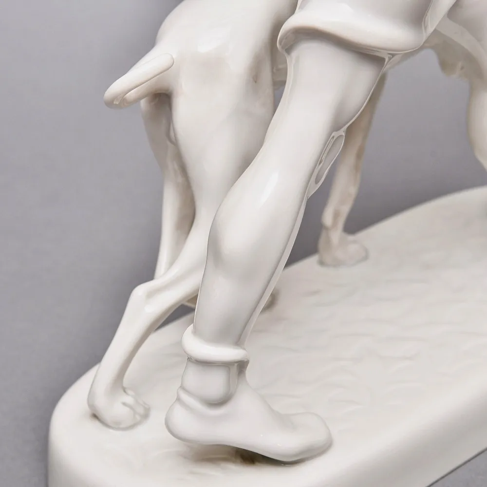 Антикварная Фаофоровая Статуэтка «Охотник с собакой», Wiener Porzellanmanufaktur Augarten, Австрия первая половина ХХ века.