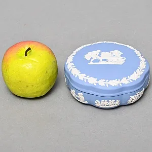 Шкатулка - Бонбоньерка «Колесница», фарфор ВЕДЖВУД / WEDGWOOD, Англия, вторая половина ХХ века.