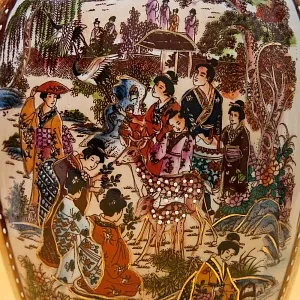 Ваза «ПРОГУЛКИ В САДУ» технике Мориаж Н-36 см., Фарфор, Китай, 70 -е годы ХХ века.