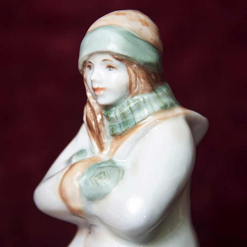 Авторская Коллекционная Фарфоровая Статуэтка «Девочка на Снежном Коме», Дулёво Россия.