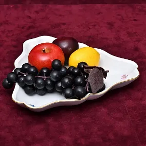 Сервировочная Тарелка - Блюдо треугольной формы «BLUMEN», Фарфор MEISSEN Германия - 1982 год.