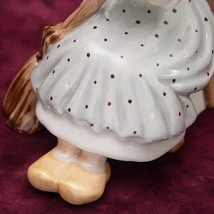 Фарфоровая Статуэтка «Золушка» , Киевский ФЗ - 90 -е годы ХХ века.