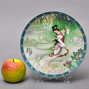 Коллекционная Тарелка «Китайская девушка в белом платье с мечом» Фарфор, Китай -1989 год.