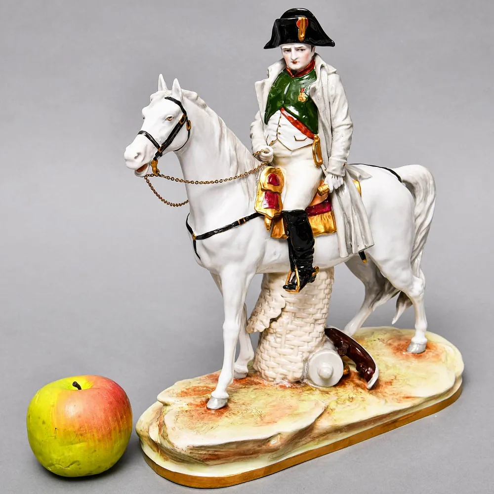Редкая Коллекционная статуэтка «Наполеон Бонапарт на коне», Фарфор Scheibe - Alsbach Германия.