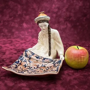 Коллекционная статуэтка - мелочевница «Киргизка с ковром», Фаянс ЗиК Конаково СССР, 1957 год. 