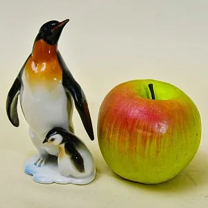 Коллекционная фарфоровая статуэтка «Пингвин с пингвиненком», Hutschenreuther Германия, 70 -е годы ХХ века.