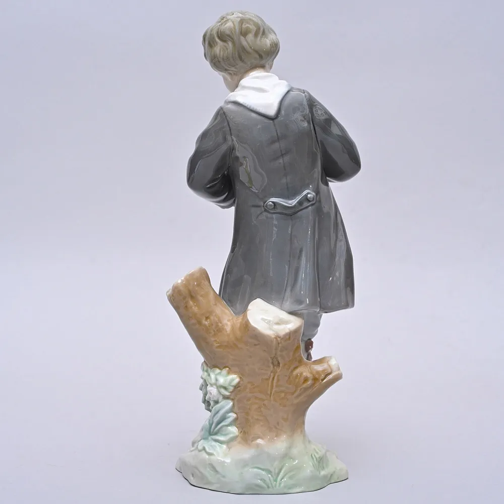 Коллекционная Фарфоровая статуэтка «Мальчик с розами», Lladro Испания, 1971 - 1979 годы.