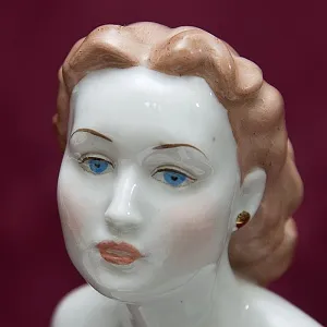 Авторская Фарфоровая Статуэтка «Летний день, Жена писателя А. Толстого» ДФЗ Дулево СССР -1958 год.