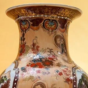 Ваза «ПРОГУЛКИ В САДУ» технике Мориаж Н-36 см., Фарфор, Китай, 70 -е годы ХХ века.