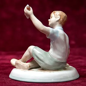 Авторская Коллекционная Фарфоровая Статуэтка «Мальчик с Ракетой», Дулёво Россия.