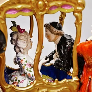 Антикварная Фарфоровая статуэтка «Дама в золотом портшезе», Carl Thieme Германия, 1864 - 1888 годы. 