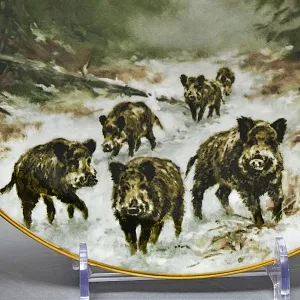 Коллекционная Фарфоровая Тарелка - Блюдо «Дикая Природа. Семья кабанов зимой»  KAISER Германия.