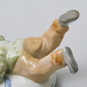 Авторская Коллекционная Фарфоровая Статуэтка «Мальчик на Тюбинге», Дулёво Россия. 