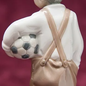 Коллекционная Фарфоровая статуэтка «Маленький футболист» NAO by Lladro, Daisa, Испания -1988 год.
