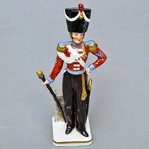 Коллекционная Фарфоровая статуэтка «Солдаты Британской армии. Тамбур - майор», SITZENDORF Германия.