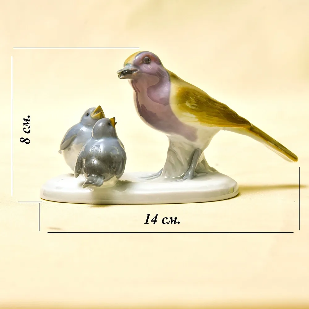 Антикварная Фарфоровая статуэтка «Птица кормит птенцов», Pfeffer Gotta Германия 1882 -1934 год.