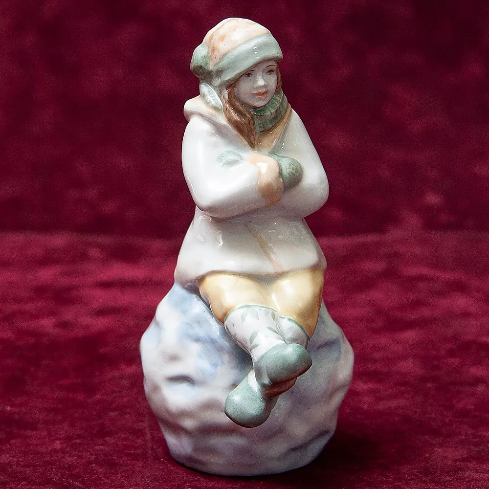 Авторская Коллекционная Фарфоровая Статуэтка «Девочка на Снежном Коме», Дулёво Россия.