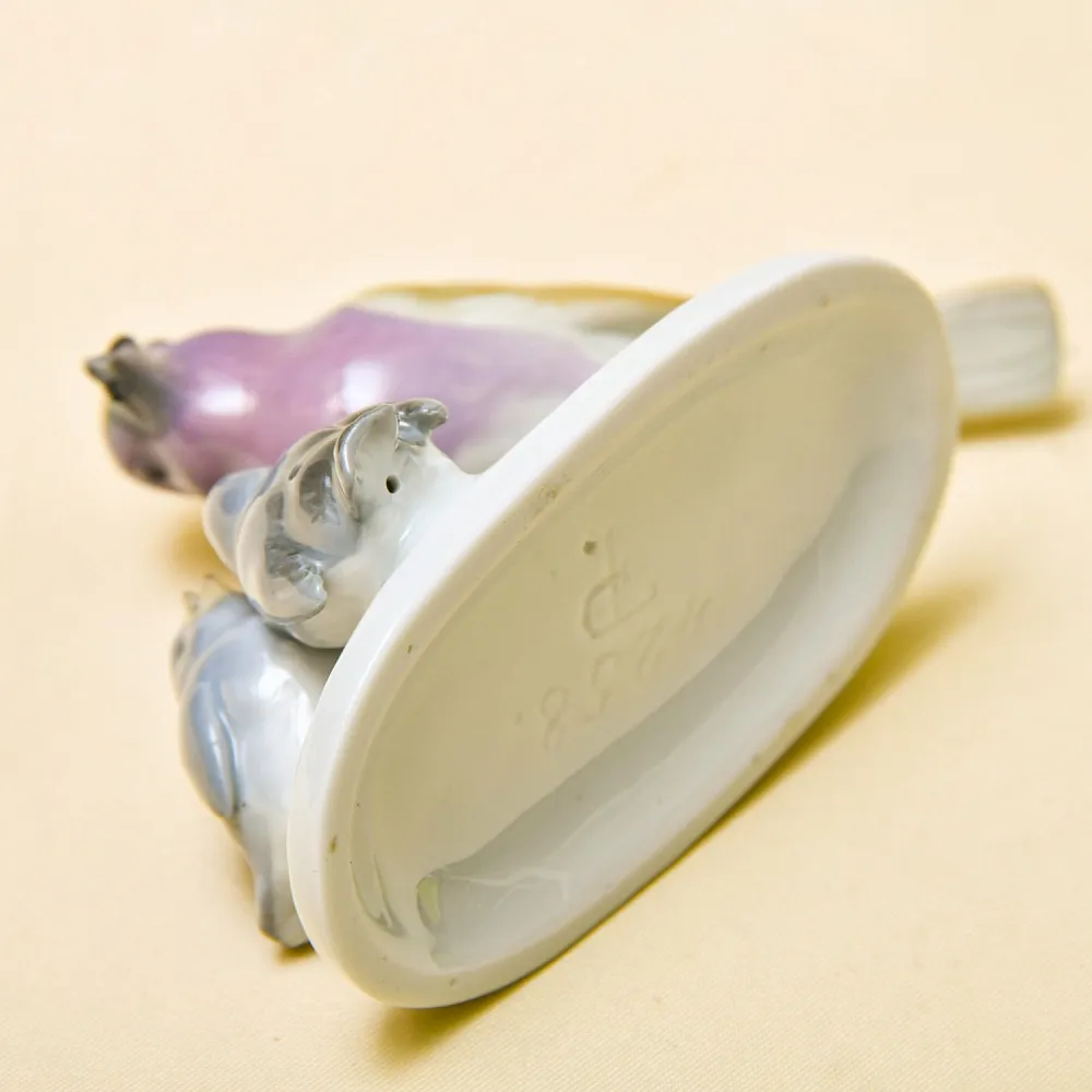 Антикварная Фарфоровая статуэтка «Птица кормит птенцов», Pfeffer Gotta Германия 1882 -1934 год.