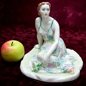 Авторская Фарфоровая Статуэтка «Летний день, Жена писателя А. Толстого» ДФЗ Дулево СССР -1958 год.