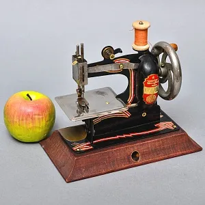 Старинная Миниатюрная Швейная Машинка «DIANA», Schürhoff & Co, Gevelsberg Германия 30 гг.