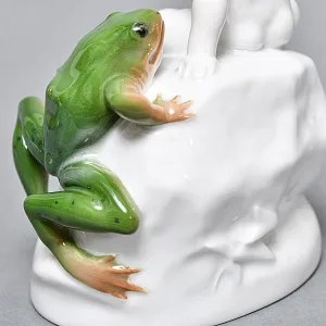  Антикварная Фарфоровая статуэтка «Мальчик и лягушка», ROSENTHAL Германия, 1919 - 1935 годы.