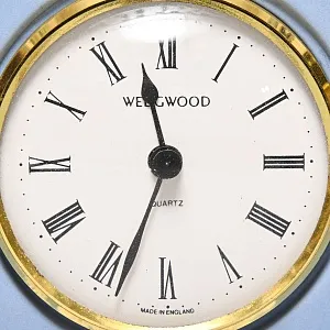Винтажные Кварцевые Настольные Часы «Античные мотивы», Фарфор WEGDWOOD, Англия.