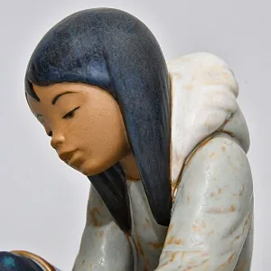 Фарфоровая Статуэтка  «Эскимос девочка - замерзла», Грес Lladro, Испания - 1985 год.