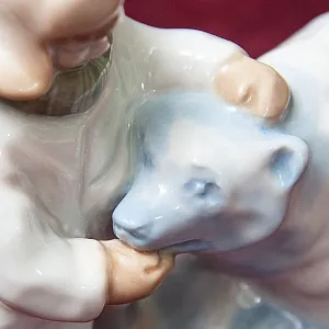 Авторская Коллекционная Фарфоровая Статуэтка «Мальчик и Снежный Медведь», Дулёво Россия.