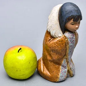 Фарфоровая Статуэтка «Девочка эскимос. Арктическая зима», Грес Lladro, Испания.