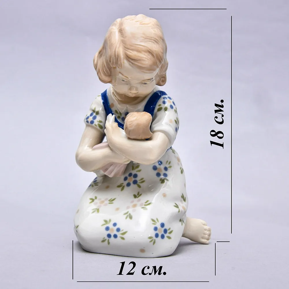 Фарфоровая статуэтка «Девочка с куклой», GRAFENTHAL / ГРАФЕНТАЛЬ Германия, 1985 - 1990 годы.