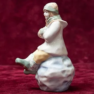 Авторская Коллекционная Фарфоровая Статуэтка «Девочка на Снежном Коме», Дулёво Россия.