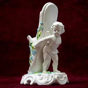 Антикварная Вазочка - Статуэтка «Путти с туфелькой», Фарфор SITZENDORF Германия 1880-1900 годы.