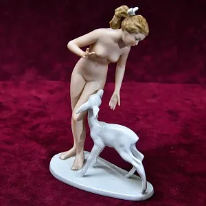 Авторская Фарфоровая статуэтка «Девушка с оленёнком», WALLENDORF, Германия середина ХХ века.