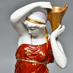 Антикварная Фарфоровая статуэтка «Девушка с кувшином», Nymphenburg Германия, начало ХХ века.