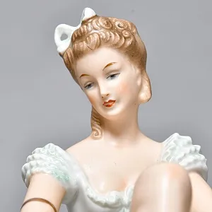 Коллекционная Фарфоровая Статуэтка «Балерина, завязывающая пуанты», WALLENDORF Германия.