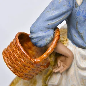 Коллекционная Фарфоровая статуэтка «Девочка с двумя корзинками», NAO by Lladro серия Грес, Испания.