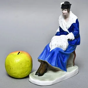 Антикварная фарфоровая статуэтка «Дама с горностаевой муфтой», Fraureuth Германия, 1919 - 1926 годы. 