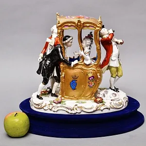 Антикварная Фарфоровая статуэтка «Дама в золотом портшезе», Carl Thieme Германия, 1864 - 1888 годы. 