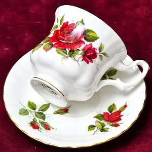 Коллекционная Фарфоровая Кофейная пара «Красная Роза», ROYAL ALBERT Англия, вторая половина ХХ века.