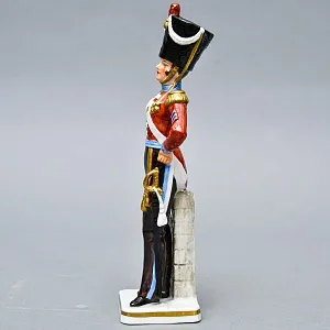 Коллекционная Фарфоровая статуэтка «Солдаты Британской армии. Тамбур - майор», SITZENDORF Германия.