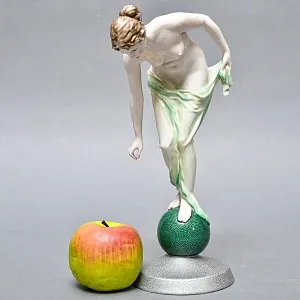 Антикварная Фарфоровая статуэтка «Обнаженная девушка на шаре», Rosenthal Германия - 1935 год. 